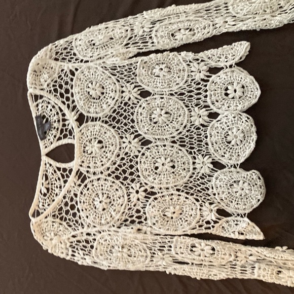 White Lace Crotchet Style Crop Top // Spring Flower Bohemian Girl Wedding - Picture 3 of 6